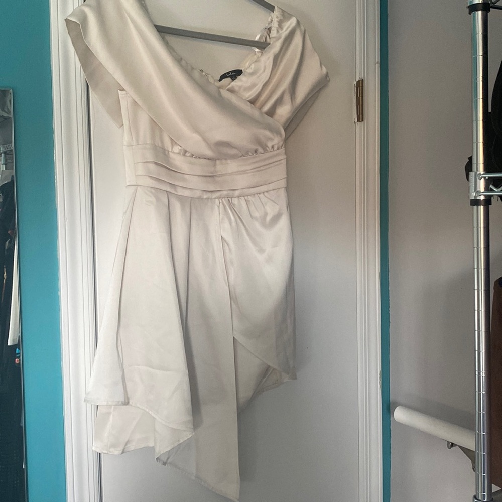New never worn Lulus cream dress off the shoulder, asymmetrical hem